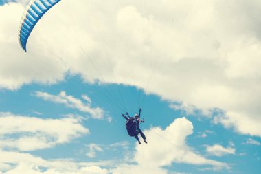 Gökyüzünde mavi yamaçparaşütü