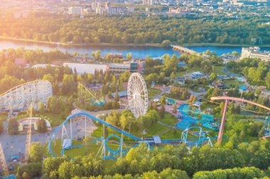 Eğlence Parkı bir dönme dolap ve roller coaster güneş ile üstten görünüm