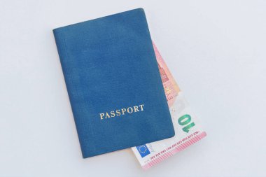beyaz bir arka plan mavi pasaportla 10 Euro