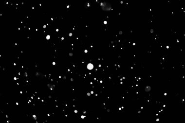 Kar siyah bir arka plan üzerinde pul. İzole