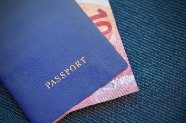 bir mavi Tekstil arka plan mavi pasaportla 10 Euro