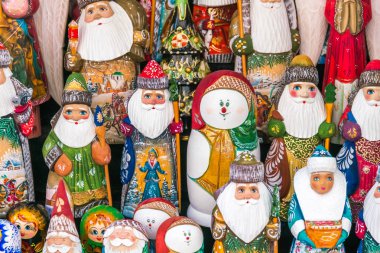 St. Petersburg, Rusya, 21 Temmuz 2017: Hatıra Rus Bebek veya matrioshka kardan adam ve Noel Baba, arka plan şeklinde iç içe