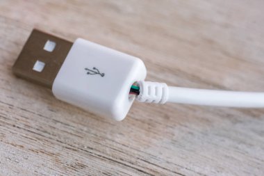 Tahta bir masanın üzerinde yatan kablosu usb