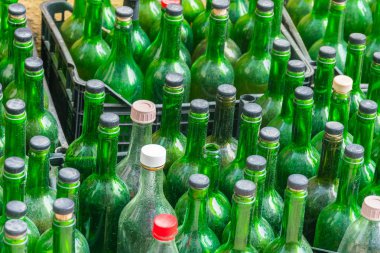 Kutularında, arka plan boş yeşil şarap şişeleri