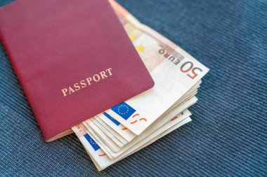 Mavi Tekstil arka plan üzerinde kırmızı pasaport Euro