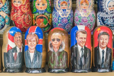 St Petersburg, Rusya, 21 Temmuz 2017: Matryoshka siyasi liderler, arka plan