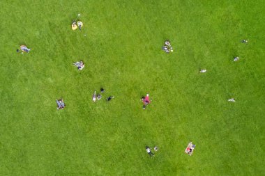 İnsanlar yüksekliğini görünümünden dinlenme Park'ın bahçesinde