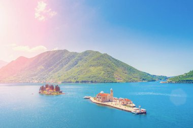 Gospa Island, üstten görünüm od Skrpjela ve güneş altında St. George Adası