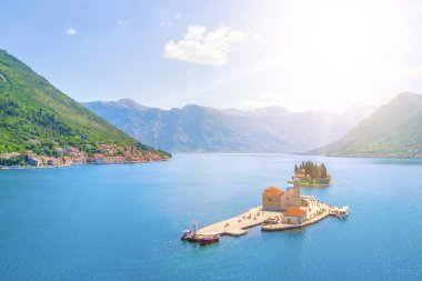 Panoramik güneş ışığı altında bir kilise ile yapay ada