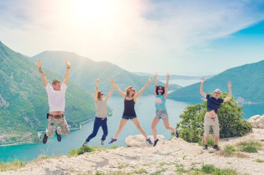 Kotor, Karadağ, 28 Nisan 2017: Mutlu insanlar bir grup güneş ışığında bir dağın tepesine atlıyor