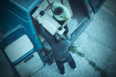 İki adam autofugron karton kutuları kaldırma