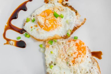 İki kızarmış yumurta yeşil soğan ve sos ile