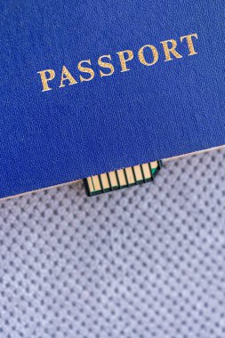 Bellek kartında bulunan bir gri Tekstil arka plan ile mavi pasaport
