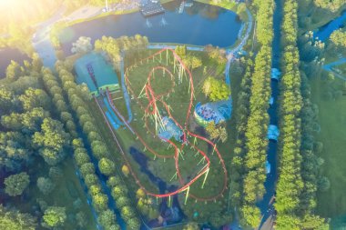 Eğlence parkı Lunapark treni drone üzerinden görüntülemek