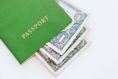 Beyaz bir arka plan yeşil pasaportla dolar