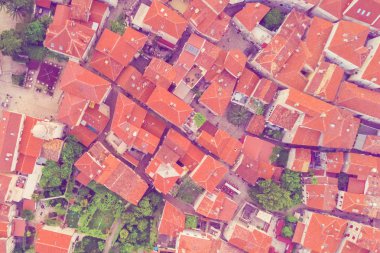 Taşlarla, üstten görünüm kaplı evlerin çatıları