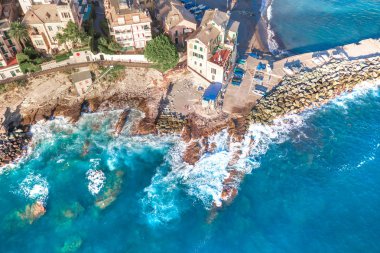 Balıkçı köyü Ligurya Rivierası'üstten görünüm