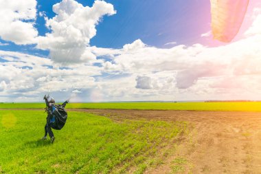 Kazan, Rusya, 16 Haziran 2017: Adam bir yamaçparaşütü üzerinde güneş sıfırdan çıkartıyor