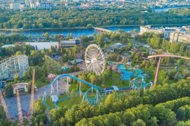 Eğlence Parkı bir dönme dolap ve roller coaster ile havadan görünümü