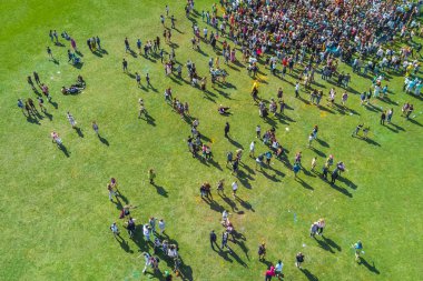 Üstten görünüm insanların lekeli renkli boyalar holi