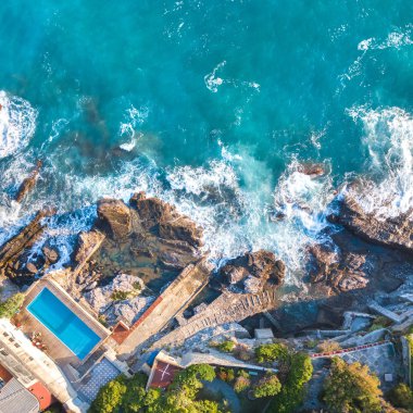 Denizin kenarında yüzme havuzunun üstten görünüm