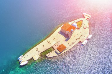 Güneş ışığı altında kayalıkta eski kilisenin havadan görünümü