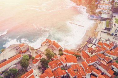 Eski Avrupa şehri resort denize sıfır, üstten görünüm