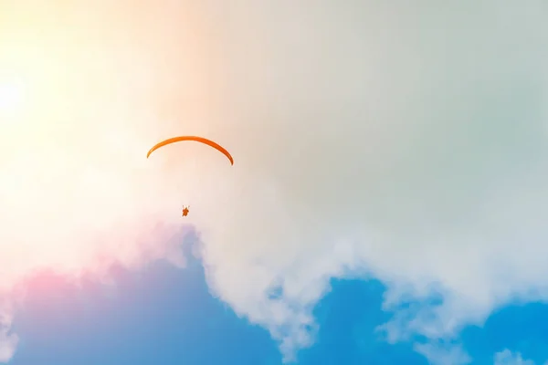 阳光明媚的天空中滑翔伞的剪影 — 图库照片