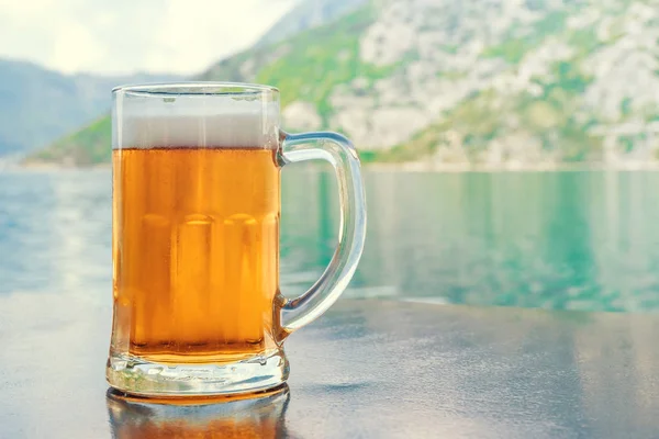 Džbánek Piva Pozadí Moře Hory — Stock fotografie