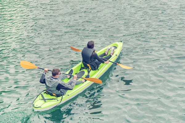 Jeune Homme Femme Naviguant Sur Bateau Rames — Photo