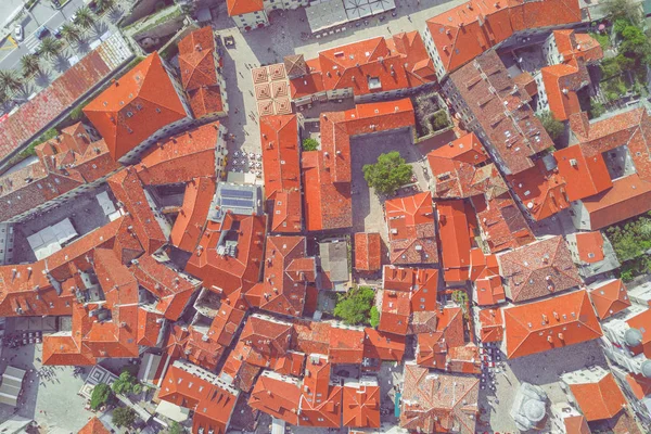 Oude Europese Stad Met Rode Pannendaken Van Huizen Bovenaanzicht Toned — Stockfoto