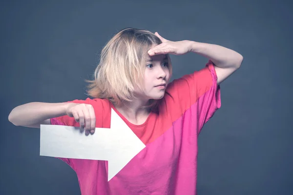 Triste Chica Rubia Adolescente Una Blusa Roja Sosteniendo Una Flecha — Foto de Stock