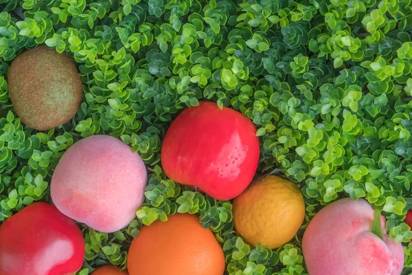 Kleurrijke Vruchten Groen Gras Achtergrond — Stockfoto