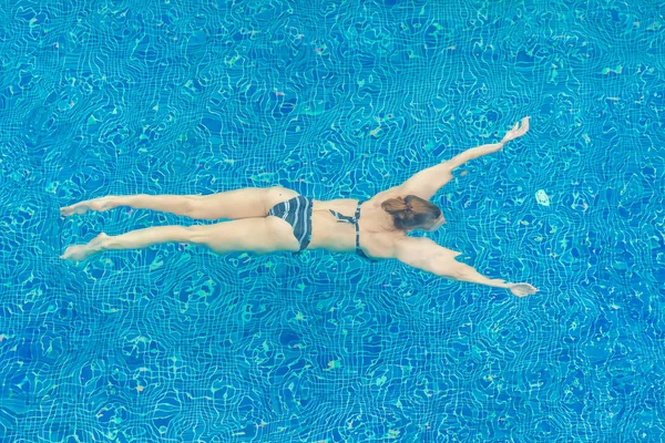 Femme Nageant Sous Eau Dans Piscine — Photo