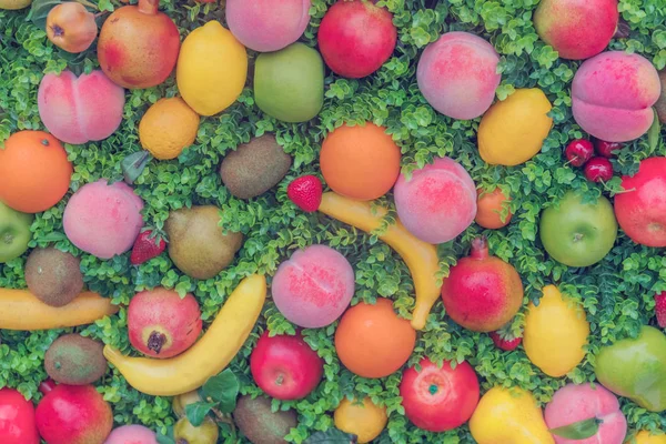 Bunte Früchte Auf Grünem Gras Hintergrund — Stockfoto