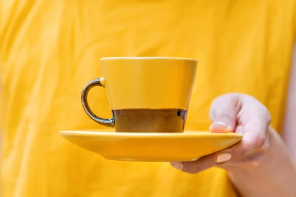 Mujer Con Ropa Amarilla Sostiene Una Taza Amarilla Marrón Con —  Fotos de Stock