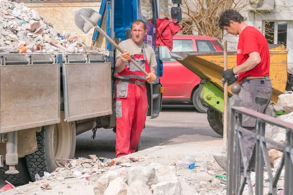 Kotor Montenegro Abril 2017 Homens Carregam Lixo Construção Caminhão Com — Fotografia de Stock