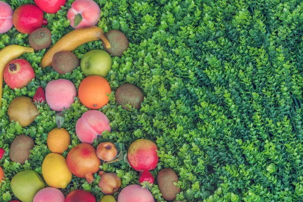 Πολύχρωμα Φρούτα Για Την Πράσινη Χλόη Φόντο — Φωτογραφία Αρχείου