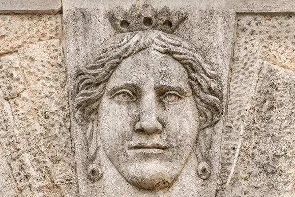 Płaskorzeźba Kamień Twarz Królowej — Zdjęcie stockowe