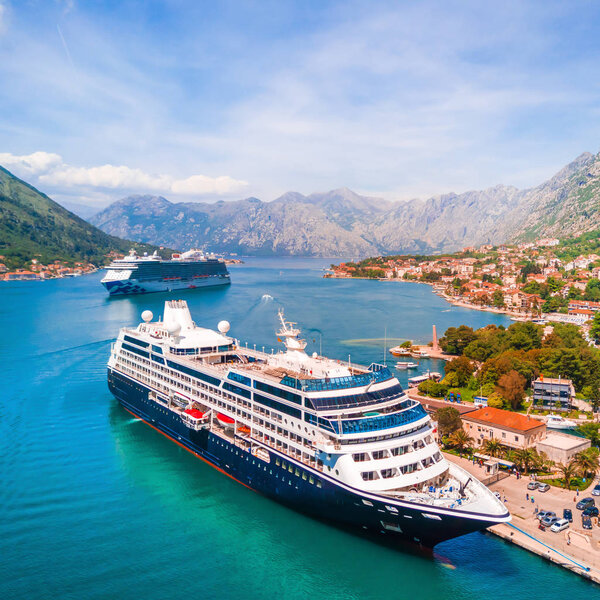 Два круизных лайнера в бухте, вид сверху
