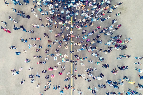 Vista Desde Altura Multitud Personas Sobre Asfalto —  Fotos de Stock