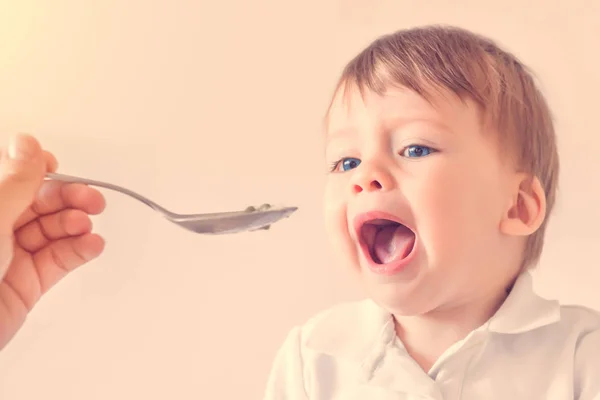 Precioso Niño Rubio Ojos Azules Durante Alimentación Con Puré Bebé —  Fotos de Stock