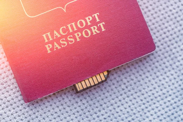 Paszport Rosyjski Karty Pamięci Tle Szarym Włókienniczych Słońcu Stonowanych — Zdjęcie stockowe
