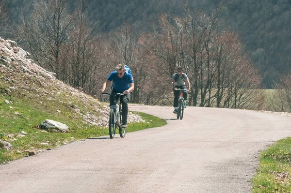 Žabljak Černá Hora Května 2017 Dva Cyklisty Jedoucí Cestách Přírodě — Stock fotografie