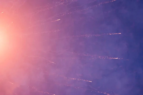 Рожеві Іскри Святкових Феєрверків Блакитному Небі — стокове фото