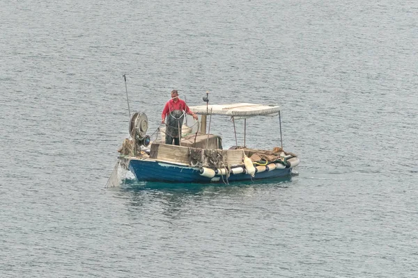 科托尔 2017年4月28日 船上的人用渔网在海里钓鱼 — 图库照片