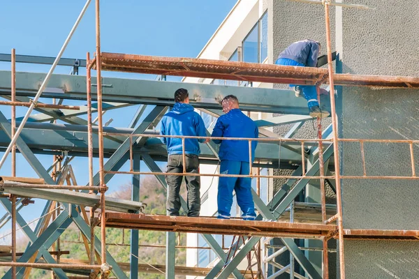 Kotor Montenegro Abril 2017 Grupo Construtores Trabalhando Uma Estrutura Metálica — Fotografia de Stock