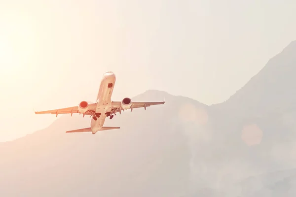Самолет Летит Фоне Гор — стоковое фото