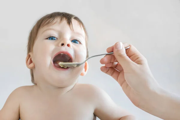 Pequeño Bebé Alimentándose Con Una Cuchara — Foto de Stock
