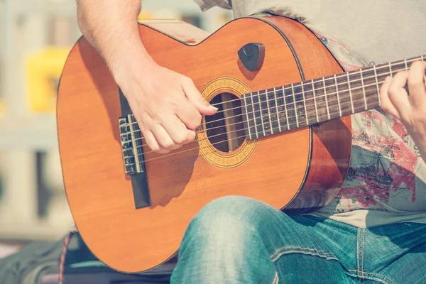 Hombre Tocando Guitarra Cerca Tonificado — Foto de Stock